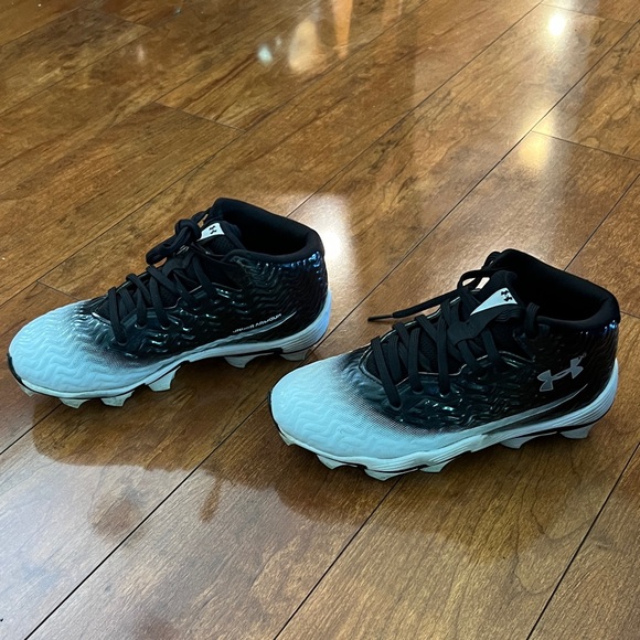 Under Armour Boys Football cleats - size 3 - Picture 1 of 7